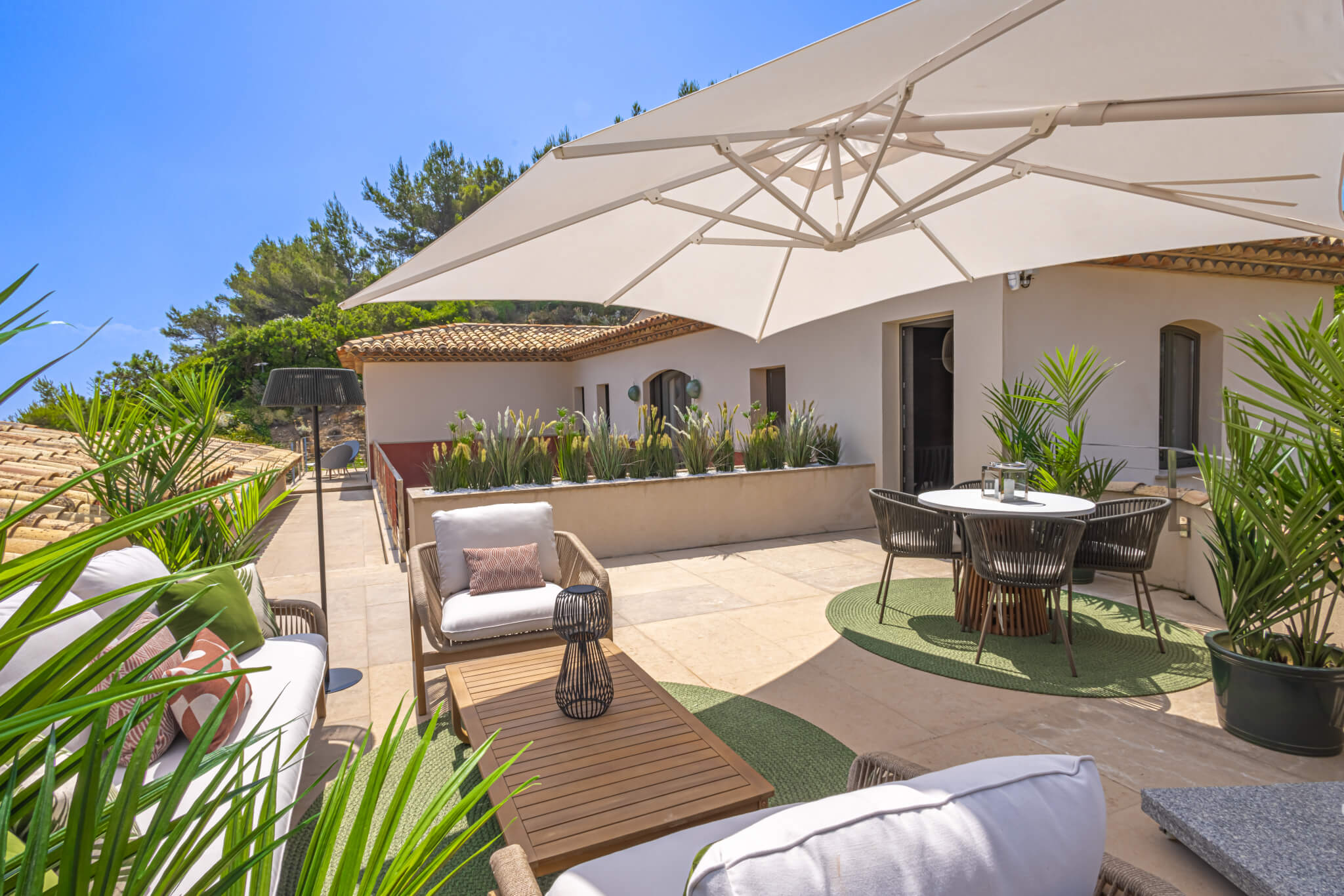 26Water’s Edge bedroom master terrace Aria, Les Parcs